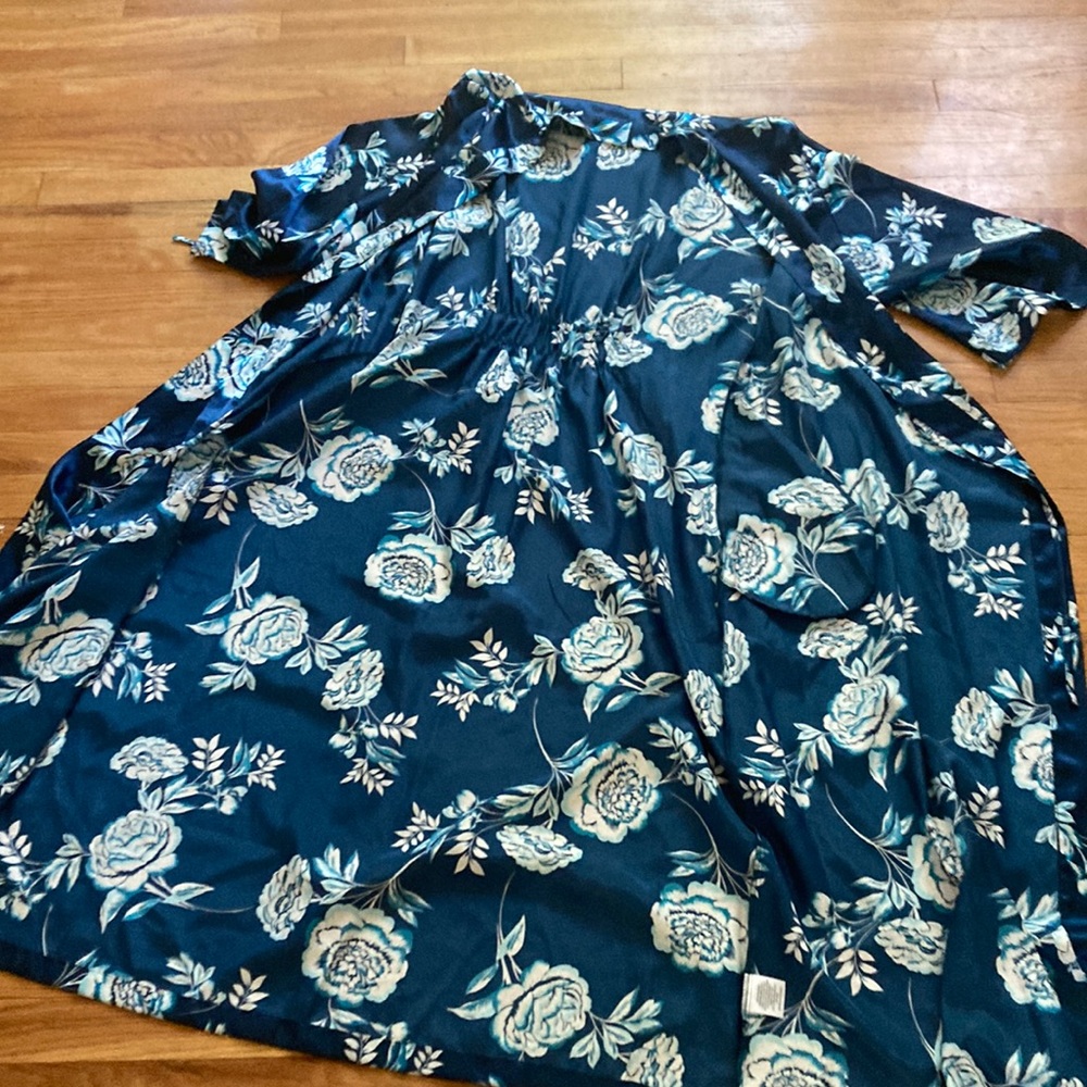 Morgan Taylor Floral Robe - Picture 2 of 8